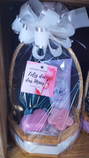 Cesta com hidratante CHIC retrô Eudora + carteira + sabonetes Jequiti R$69,00