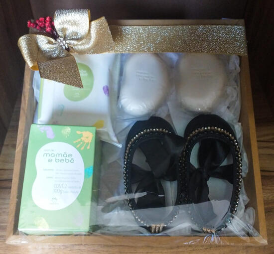 Caixa com sabonetes e lencinhos humedecidos Mamãe Bebê Natura + sapatinhos R$69,90