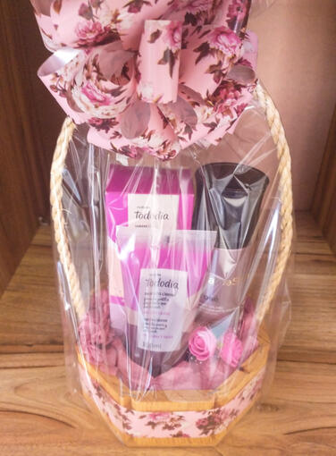 Cesta com Body Splash Nativa SPA Rosé + sabonete líquido Todo Dia Natura R$85,00
