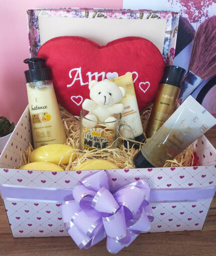 Cesta com hidratante, creme relaxante, sabonetes e esfoliante corporal Eudora Instance Maracujá + ursinho + coração de pelúcia + caneca personalizada + body splash Quinoa Nativa SPA R$210,00