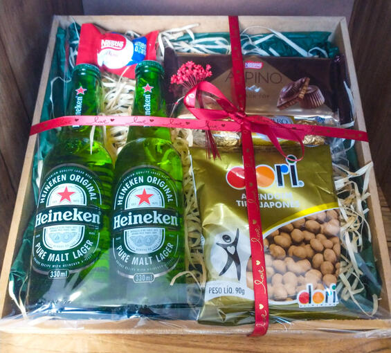Caixa com garrafas Heineken + barra de chocolate Alpino + amendoim japonês + bombons Ferrero Rocher R$69,00