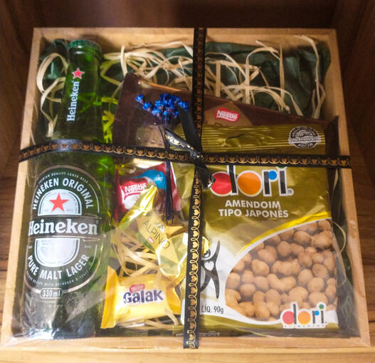 Caixa com garrafa Heineken + barra de chocolate Alpino + amendoim japonês + bombons R$49,90