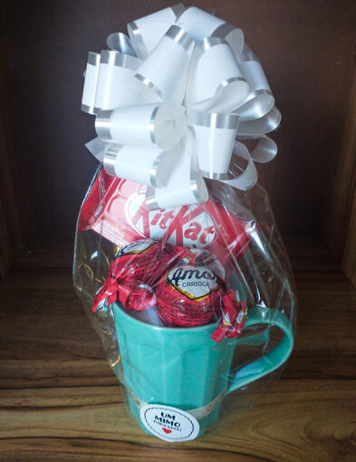 caneca de cerâmica com bombons + KitKat + barra de chocolate Alpino R$39,00