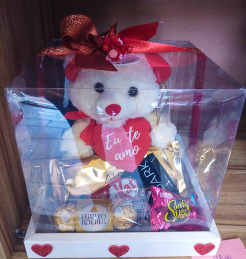Caixa com urso de pelúcia + chocolates e bombons R$79,90